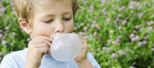 Niño soplando una burbuja