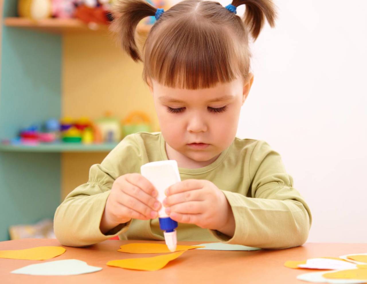 Niña con pegamento