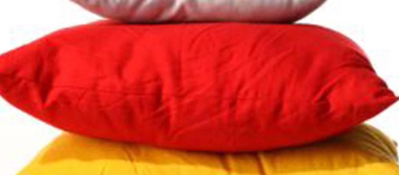 Una pila de almohadas de colores.