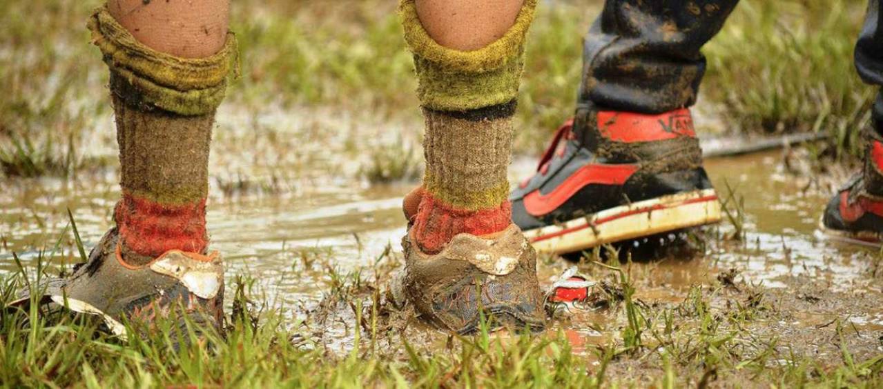 Zapatos embarrados en un charco