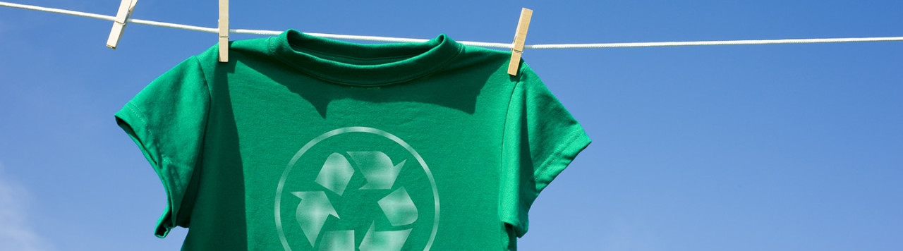 
camiseta verde con logo de reciclaje en la línea de lavado